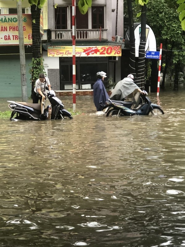 View -             Mưa lớn kéo dài, nhiều tuyến đường ở Hà Nội bị ngập sâu    