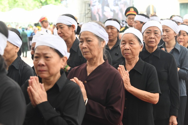             VIDEO: Người dân không kìm được nước mắt viếng Tổng Bí thư Nguyễn Phú Trọng tại quê nhà    