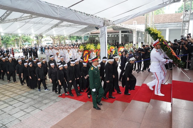 View -             Phu nhân Ngô Thị Mận nghẹn ngào bên linh cữu Tổng Bí thư Nguyễn Phú Trọng    