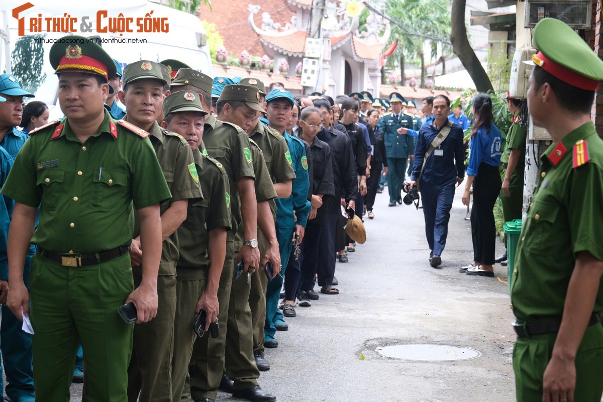 View -             Hàng dài Nhân dân xếp hàng viếng Tổng Bí thư Nguyễn Phú Trọng ở quê nhà    