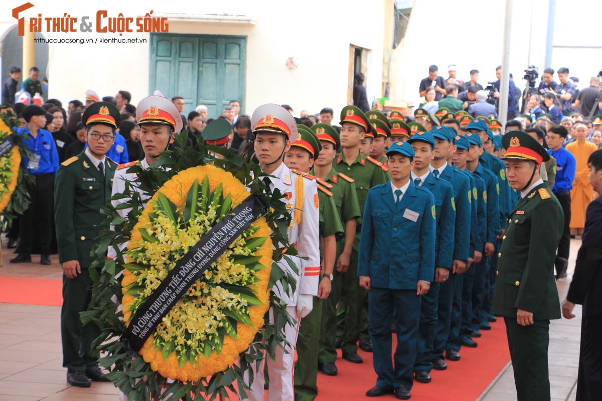 View -             Hàng dài Nhân dân xếp hàng viếng Tổng Bí thư Nguyễn Phú Trọng ở quê nhà    