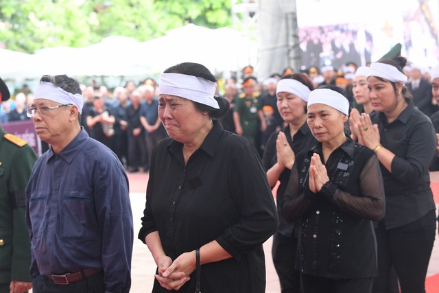             VIDEO: Người dân không kìm được nước mắt viếng Tổng Bí thư Nguyễn Phú Trọng tại quê nhà    