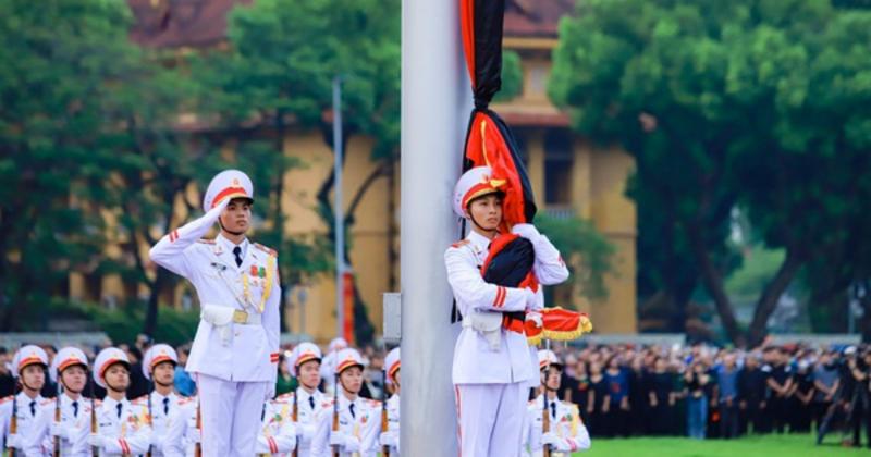             VIDEO: Xúc động Lễ treo cờ rủ Quốc tang Tổng Bí thư Nguyễn Phú Trọng    