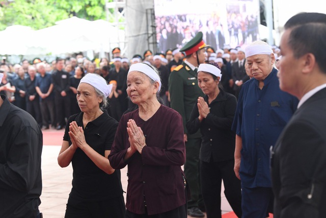             VIDEO: Người dân không kìm được nước mắt viếng Tổng Bí thư Nguyễn Phú Trọng tại quê nhà    