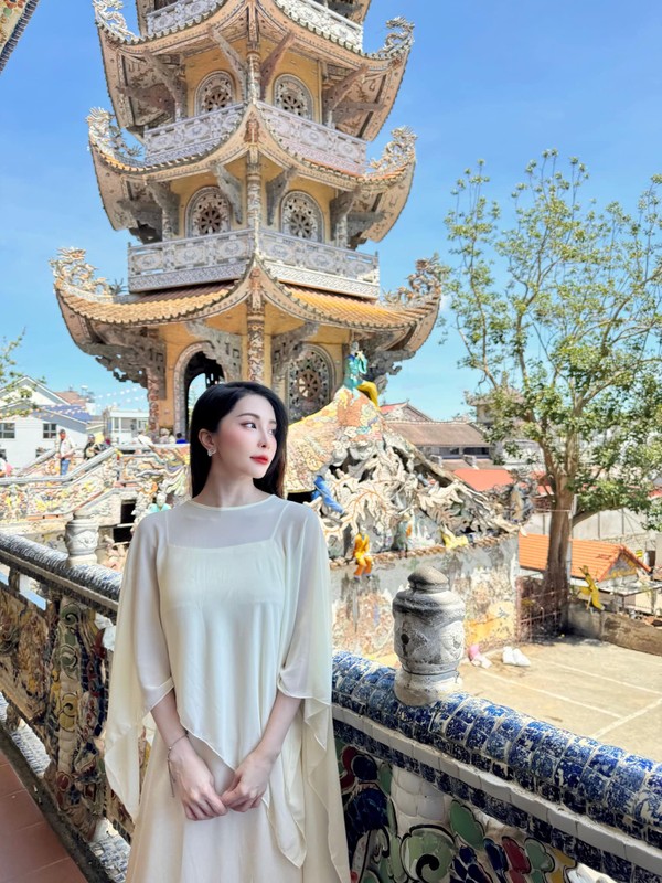View -             Quỳnh Nga xinh đẹp dịu dàng, Trịnh Kim Chi check in đi công tác    