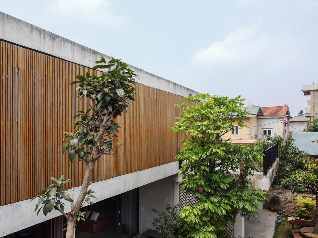 Nhà bê tông với mặt tiền đón nắng gió độc đáo ở Hà Nội