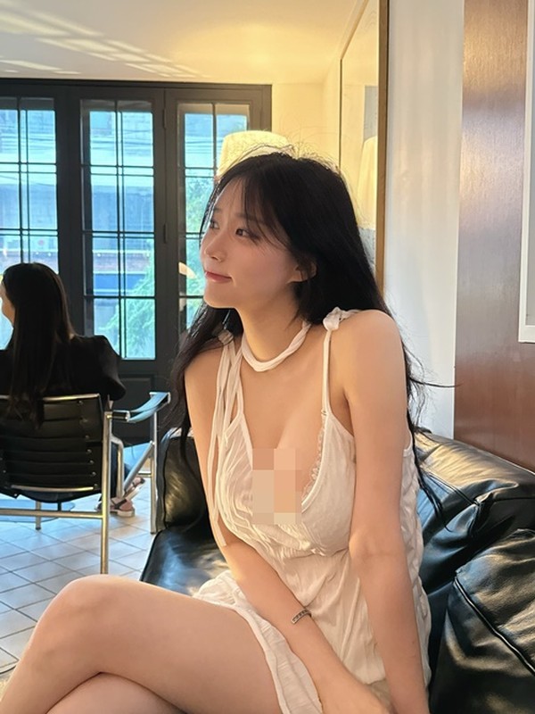 View -             Hot girl 'siêu vòng một' mặc đồ mỏng, trễ nải ở quán cà phê    