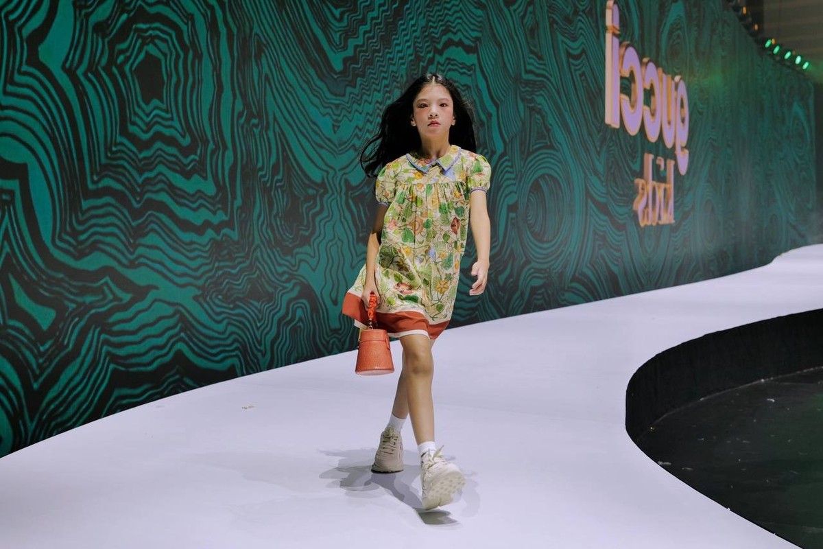 View -             Mẫu nhí Việt mở màn cho show Gucci Kids, thần thái cực đỉnh    