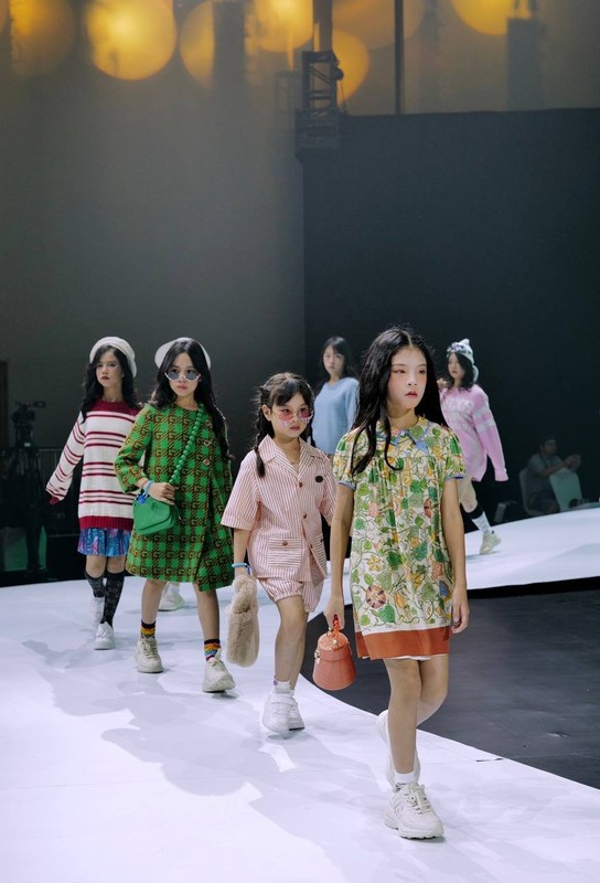 View -             Mẫu nhí Việt mở màn cho show Gucci Kids, thần thái cực đỉnh    