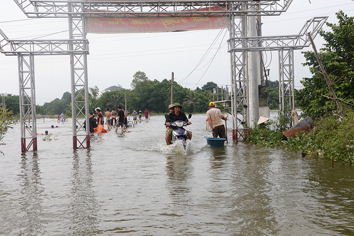 View -             Mưa lũ triền miên, đường hóa thành sông ở vùng 'rốn lũ' Hà Nội    