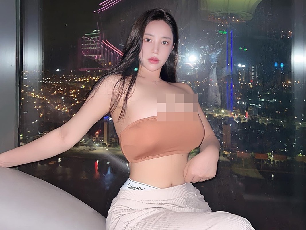             Hot girl xinh đẹp mặc xuyên thấu khoe vòng một gợi cảm    