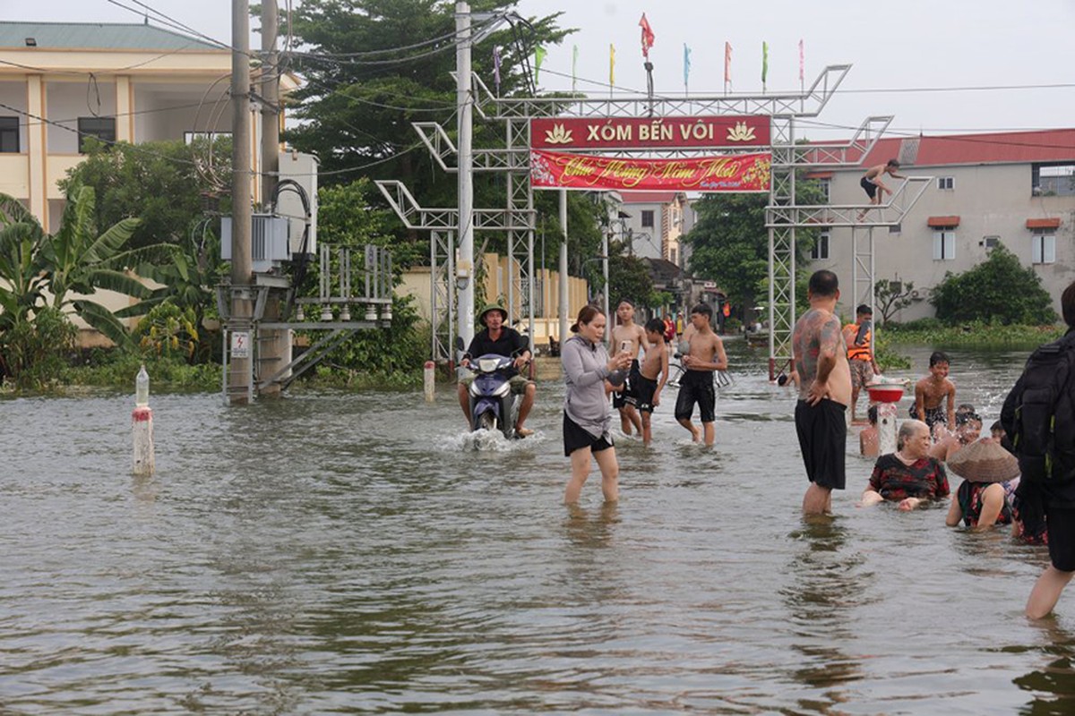 View -             Mưa lũ triền miên, đường hóa thành sông ở vùng 'rốn lũ' Hà Nội    