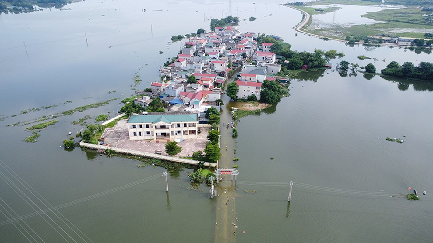 View -             Mưa lũ triền miên, đường hóa thành sông ở vùng 'rốn lũ' Hà Nội    