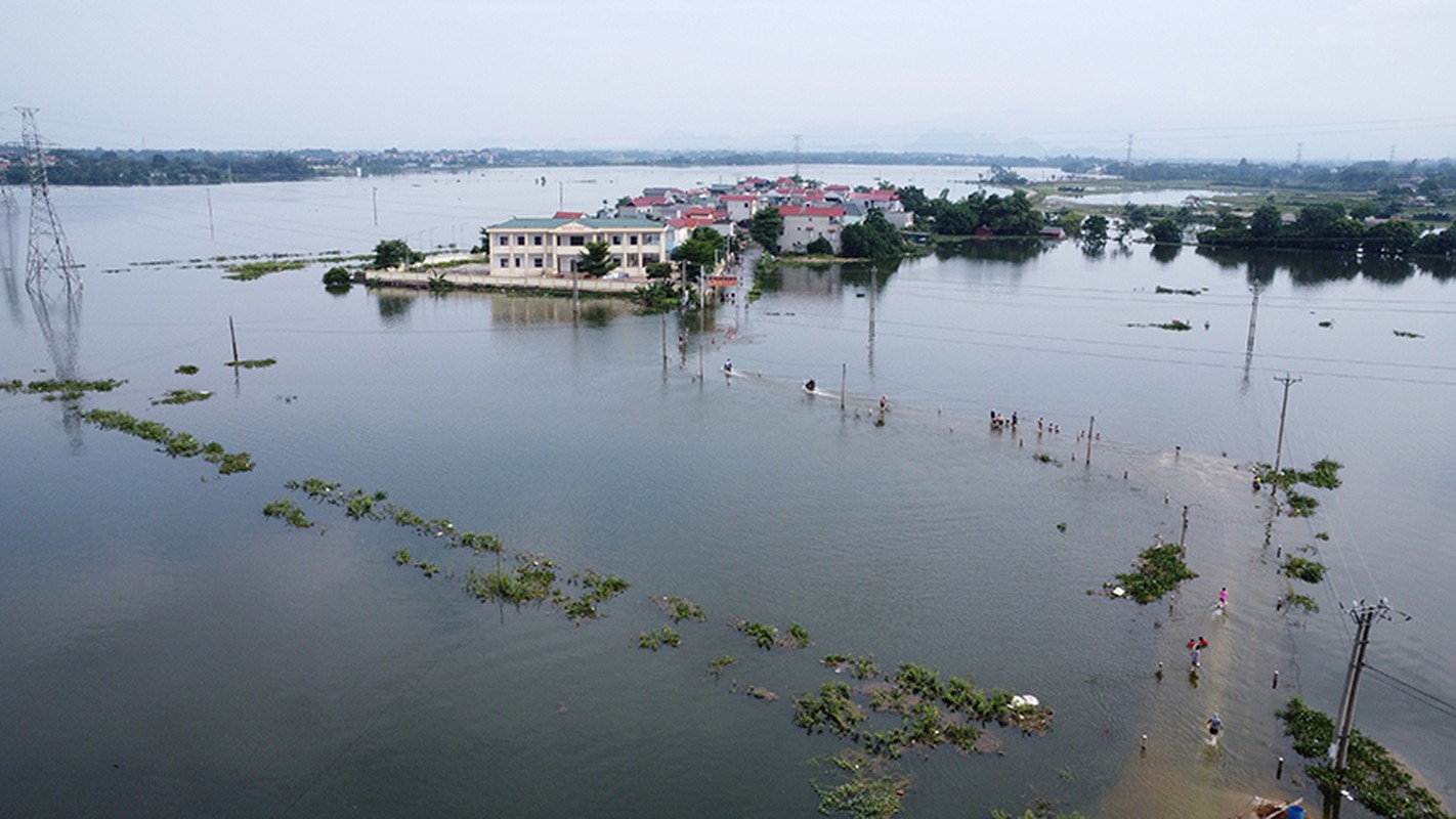 View -             Mưa lũ triền miên, đường hóa thành sông ở vùng 'rốn lũ' Hà Nội    