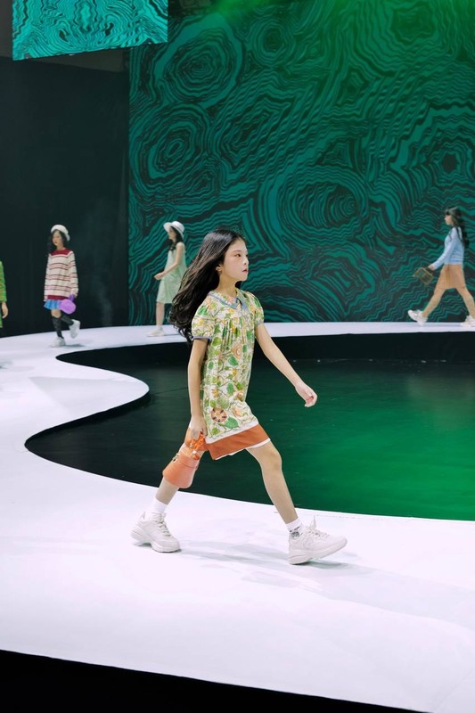 View -             Mẫu nhí Việt mở màn cho show Gucci Kids, thần thái cực đỉnh    