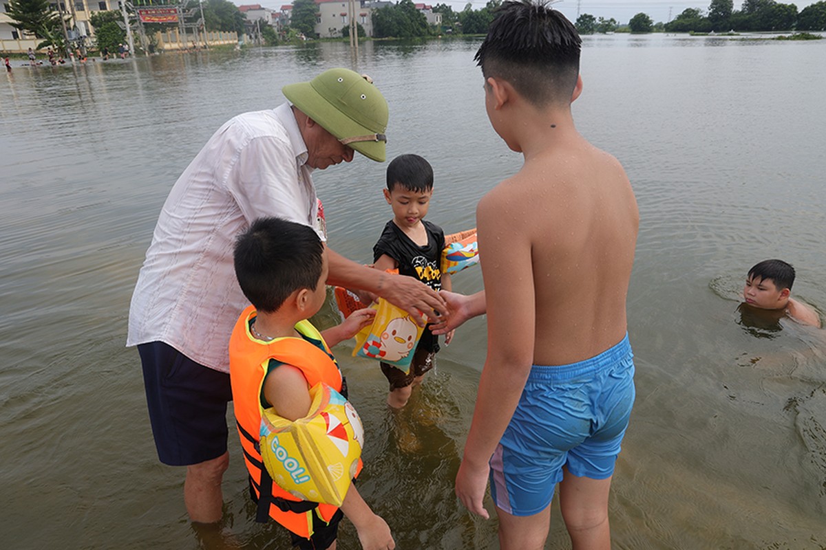 View -             Mưa lũ triền miên, đường hóa thành sông ở vùng 'rốn lũ' Hà Nội    