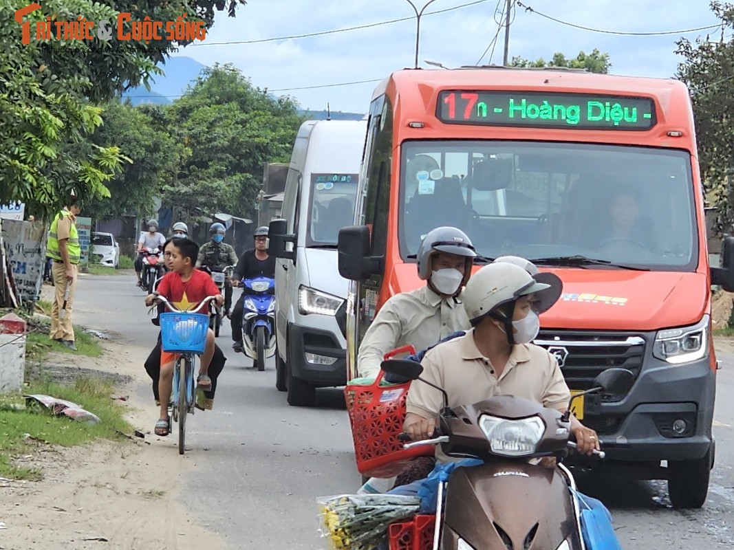 View -             Đà Nẵng: Xe con vỡ nát, bung túi khí sau va chạm liên hoàn    