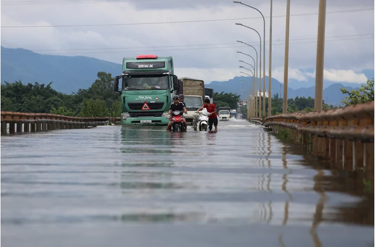 View -             Mưa lũ triền miên, đường hóa thành sông ở vùng 'rốn lũ' Hà Nội    