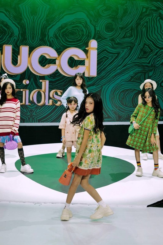 View -             Mẫu nhí Việt mở màn cho show Gucci Kids, thần thái cực đỉnh    