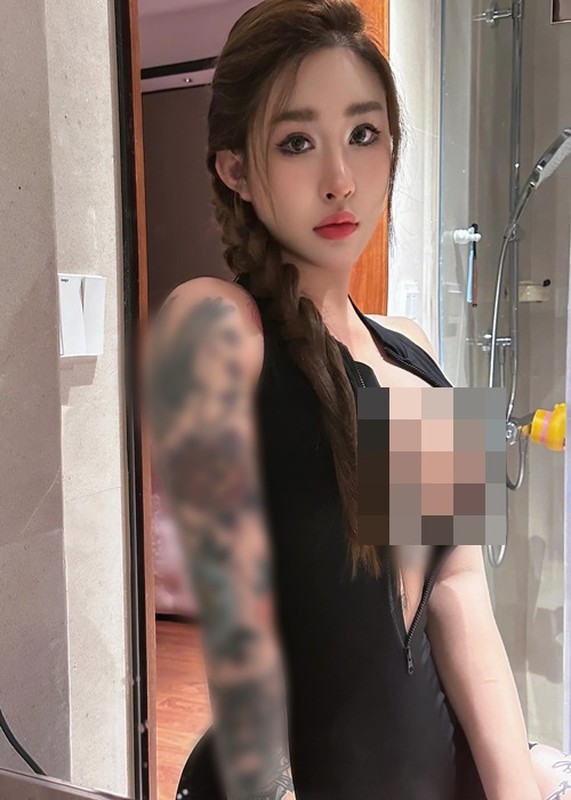             Hot girl xăm kín người mặc trang phục 'o ép' vòng một căng đầy    