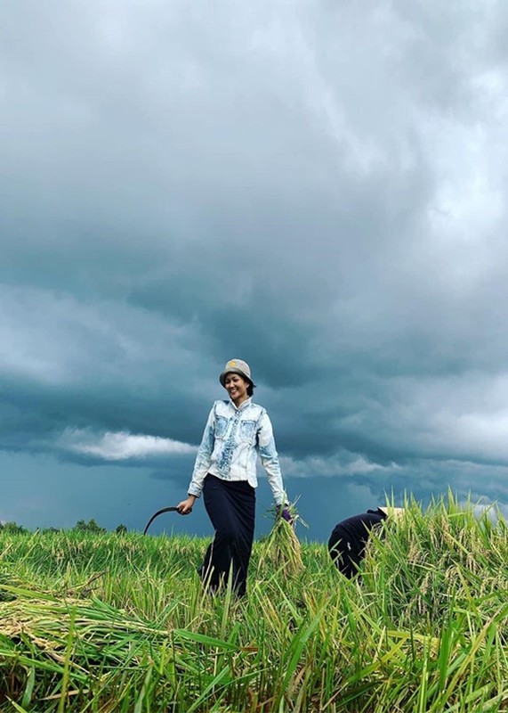 View -             H’hen Niê 'chân lấm tay bùn' khi về quê làm nông    