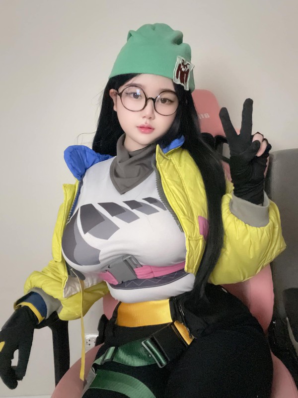 View -             Nữ cosplayer Nhật Bản mặt học sinh, thân hình phụ huynh cực hot    