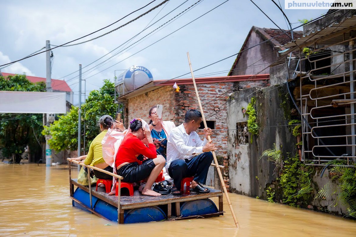 View -             Đám cưới vùng rốn lũ Chương Mỹ, đón dâu bằng thuyền phao tự chế    