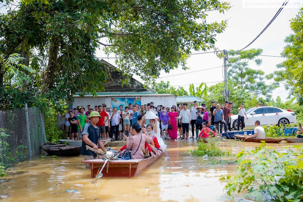 View -             Đám cưới vùng rốn lũ Chương Mỹ, đón dâu bằng thuyền phao tự chế    