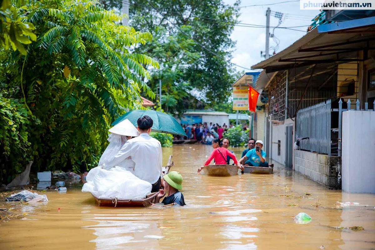 View -             Đám cưới vùng rốn lũ Chương Mỹ, đón dâu bằng thuyền phao tự chế    