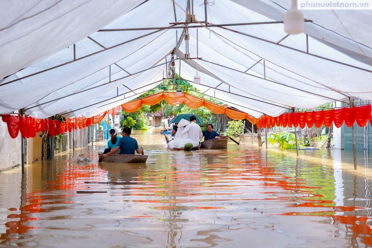 View -             Đám cưới vùng rốn lũ Chương Mỹ, đón dâu bằng thuyền phao tự chế    