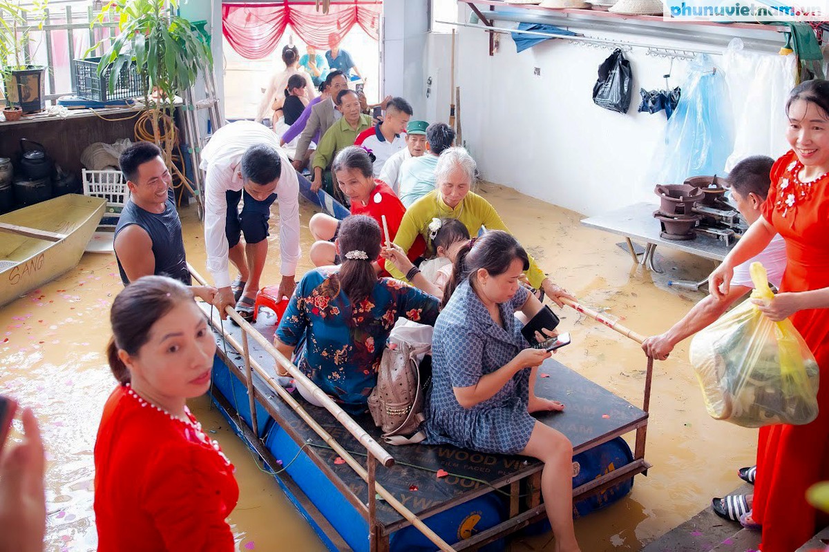             Đám cưới vùng rốn lũ Chương Mỹ, đón dâu bằng thuyền phao tự chế    