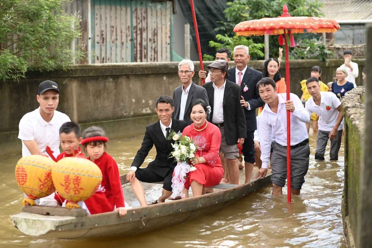 View -             Đám cưới vùng rốn lũ Chương Mỹ, đón dâu bằng thuyền phao tự chế    