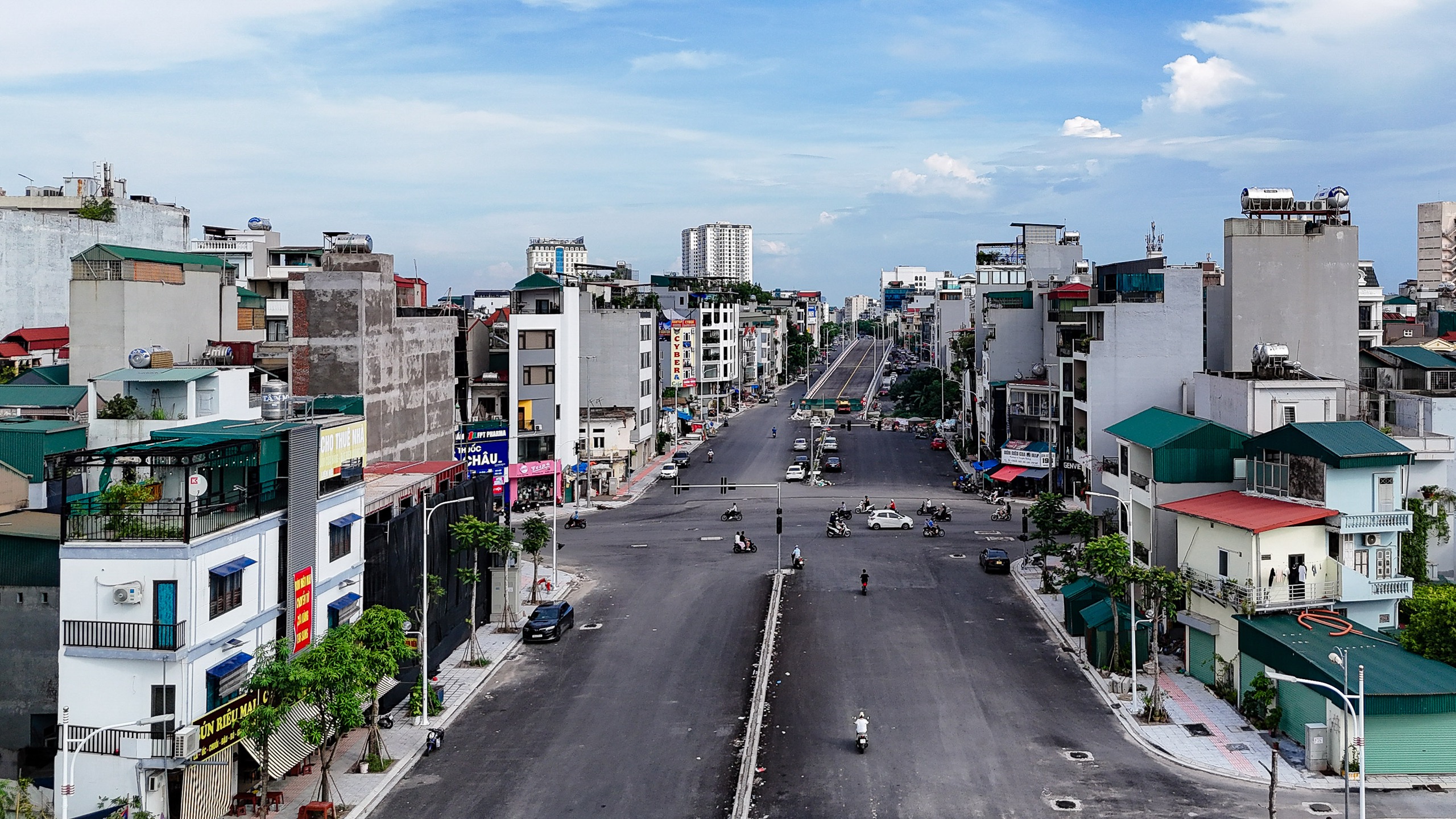 View -             VIDEO: Cận cảnh đoạn đường 1,5 km đầu tư hơn 1.200 tỉ đồng làm mãi không xong    