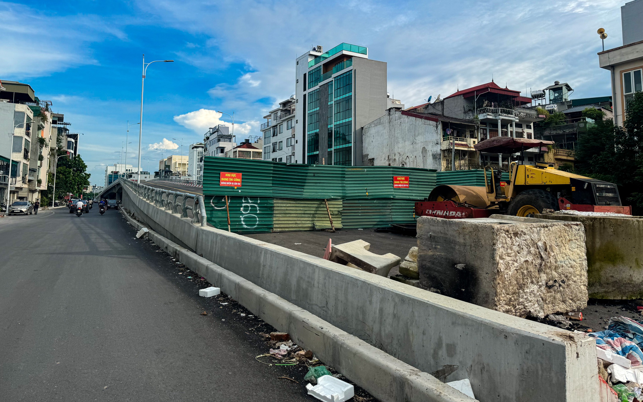 View -             VIDEO: Cận cảnh đoạn đường 1,5 km đầu tư hơn 1.200 tỉ đồng làm mãi không xong    