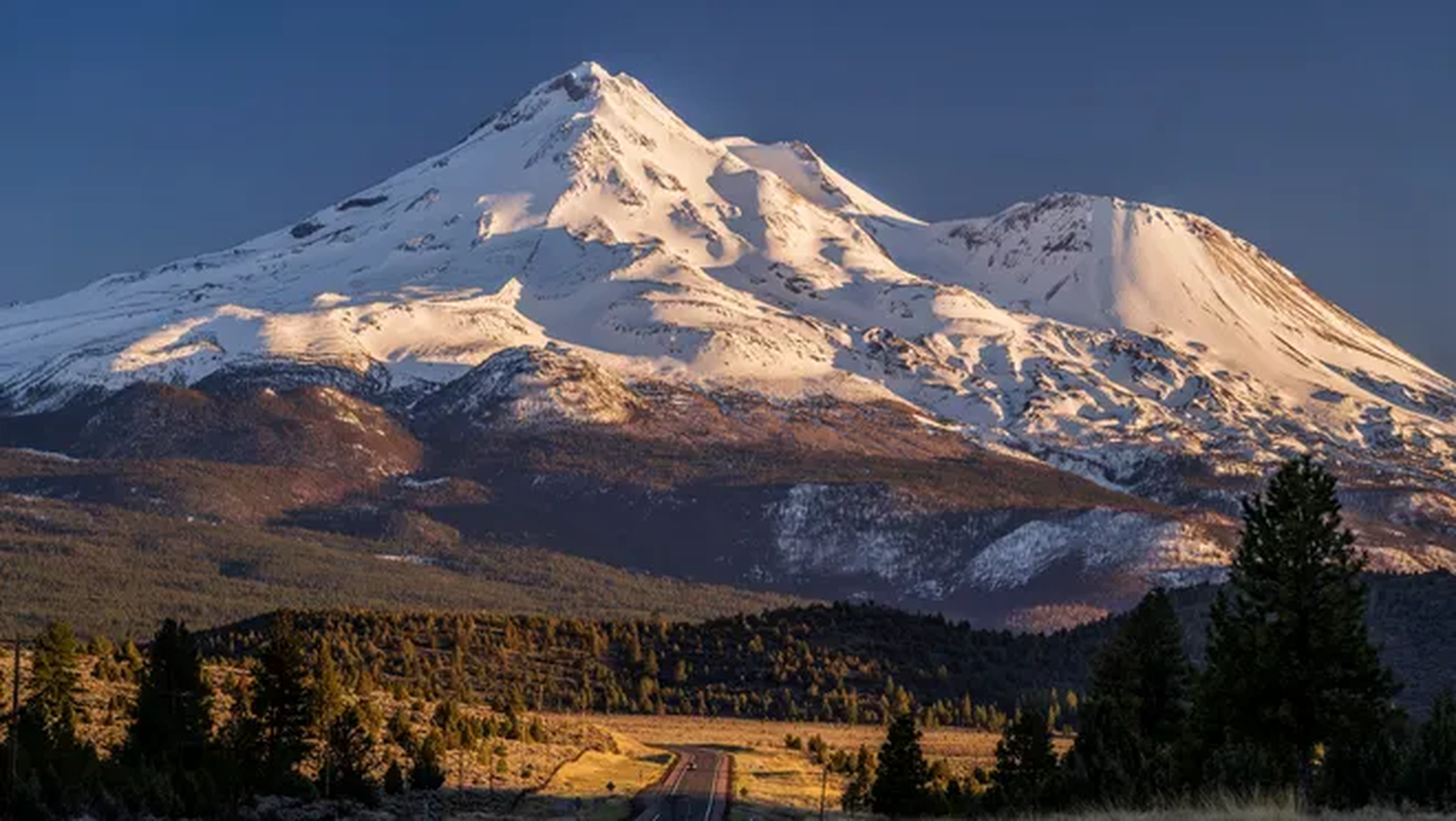 View -             Niềm tin siêu linh quanh ngọn núi thiêng Shasta    