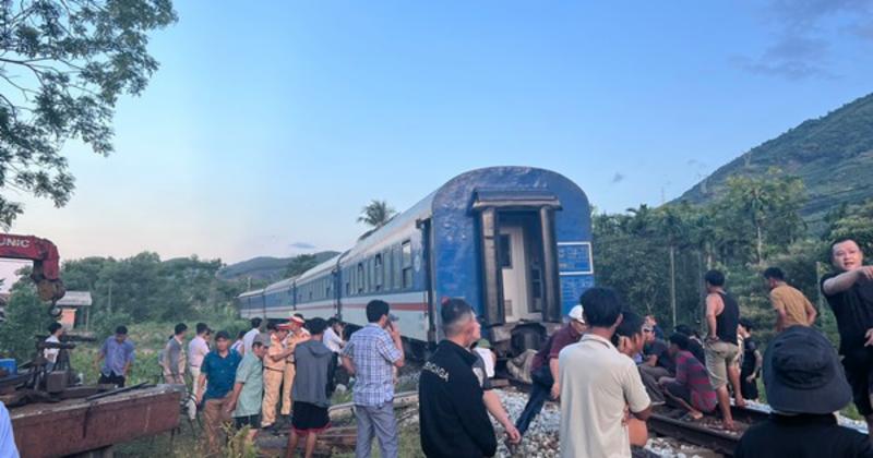 View -             CLIP: Tàu hỏa lại trật bánh tại Thừa Thiên - Huế    