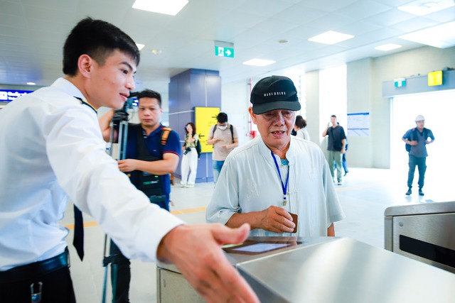             VIDEO: Người dân hào hứng trải nghiệm Metro Nhổn - ga Hà Nội sau 15 năm chờ đợi    