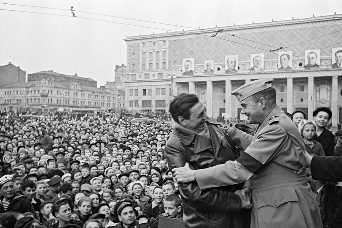             Khó quên loạt ảnh người dân Liên Xô ăn mừng ngày Chiến thắng 1945    