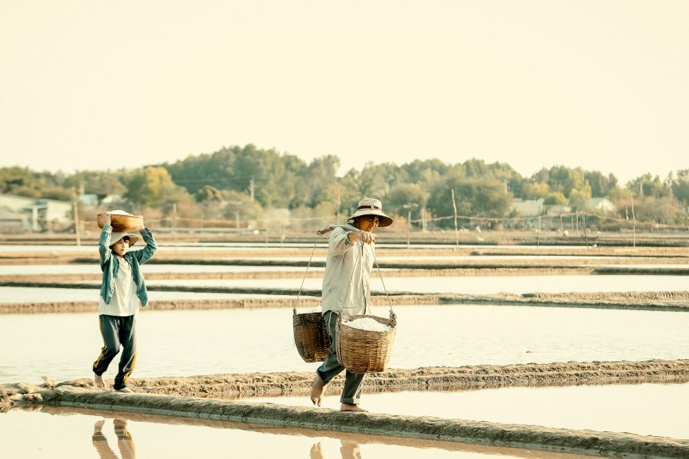 View -             Quyền Linh 'gặp khó' trong lần trở lại với phim điện ảnh 'Hai muối' sau hơn 20 năm    