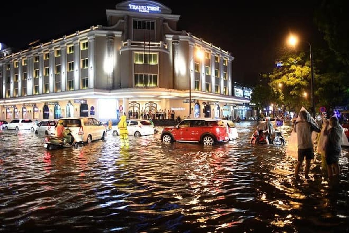 View -             Mưa lớn cuối giờ chiều, Hà Nội lại ngập nặng    