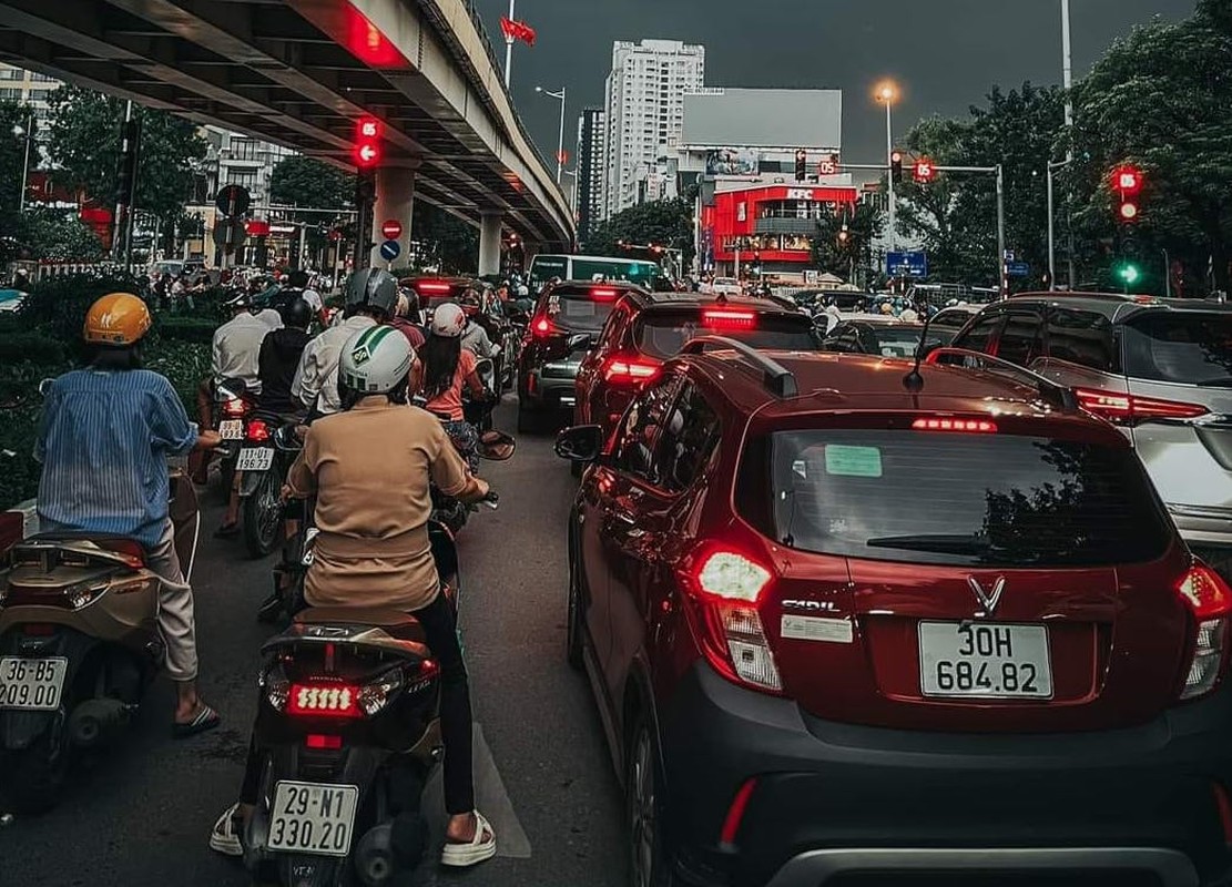 View -             Mưa lớn cuối giờ chiều, Hà Nội lại ngập nặng    