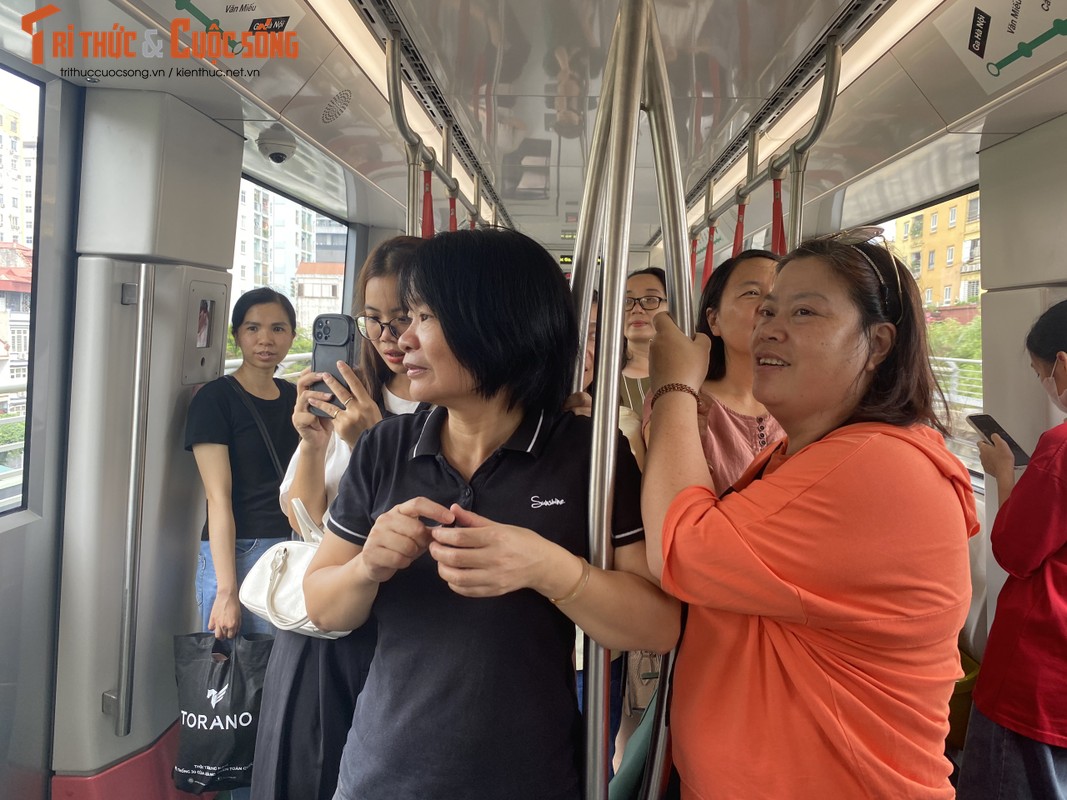             Người dân hào hứng trải nghiệm tàu điện metro Nhổn - Ga Hà Nội    