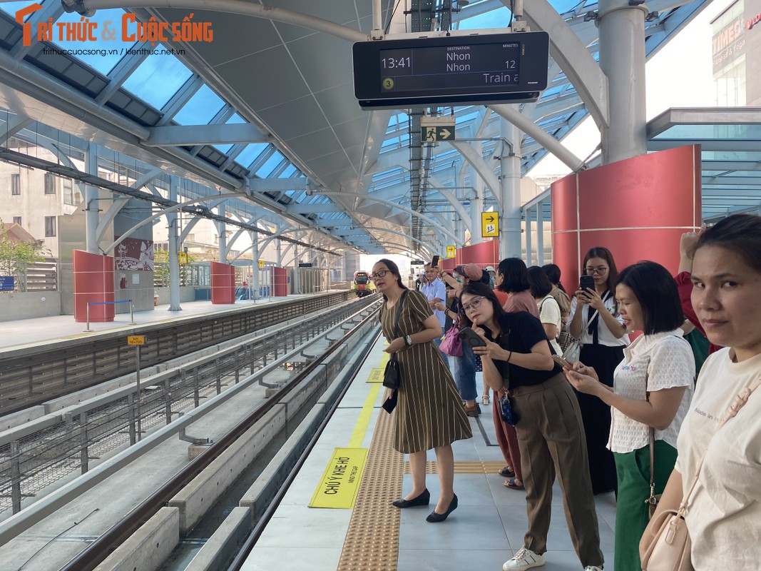 View -             Người dân hào hứng trải nghiệm tàu điện metro Nhổn - Ga Hà Nội    