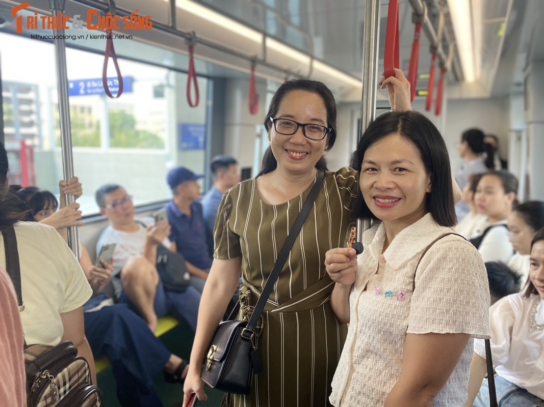             Người dân hào hứng trải nghiệm tàu điện metro Nhổn - Ga Hà Nội    