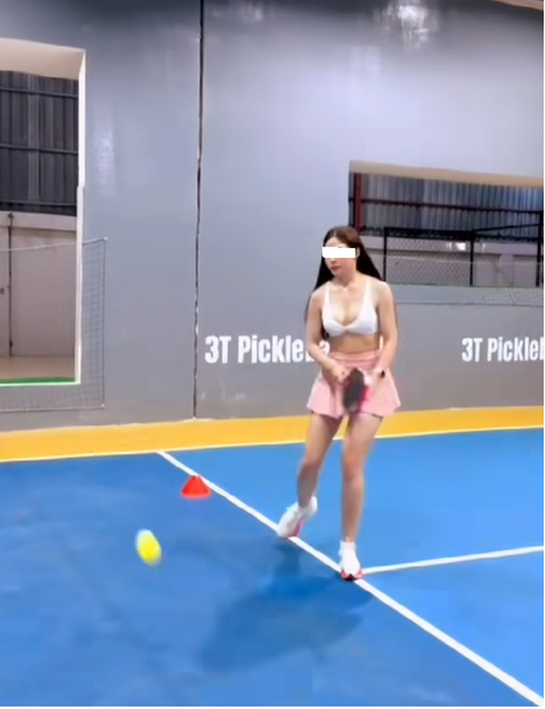 View -             Vụ gái xinh bị chụp lén trên sân pickleball gây tranh cãi    