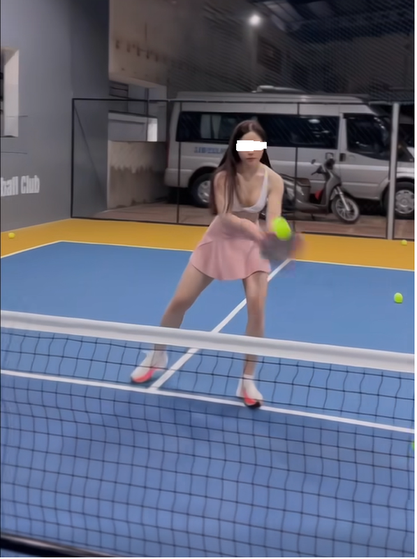 View -             Vụ gái xinh bị chụp lén trên sân pickleball gây tranh cãi    