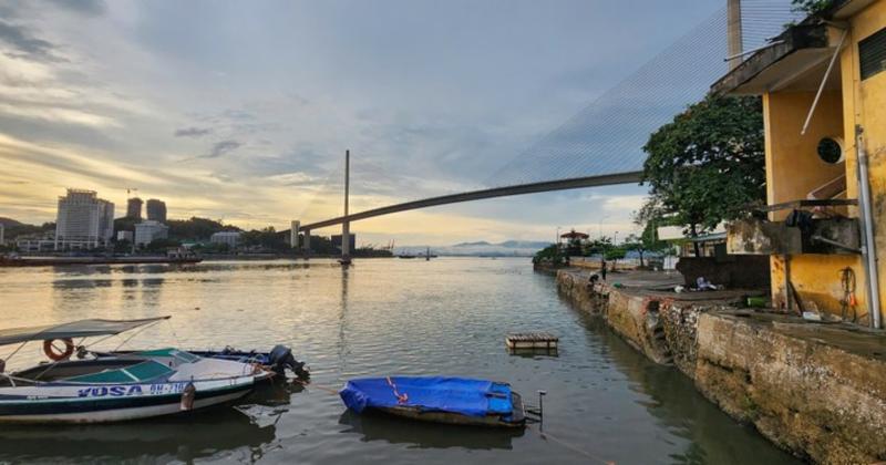 View -             Bến phà Bãi Cháy - chứng nhân lịch sử bị bỏ hoang, làm nơi chứa rác    