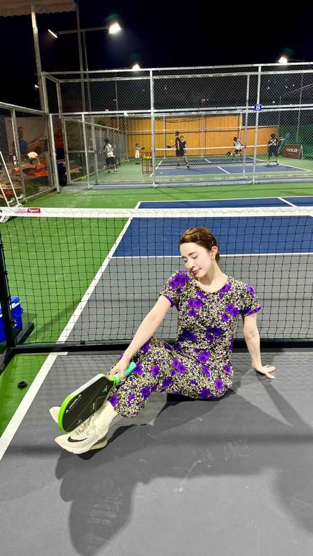 View -             Diện outfit 'bà thím' lên sân pickleball, người chơi gây bão mạng    