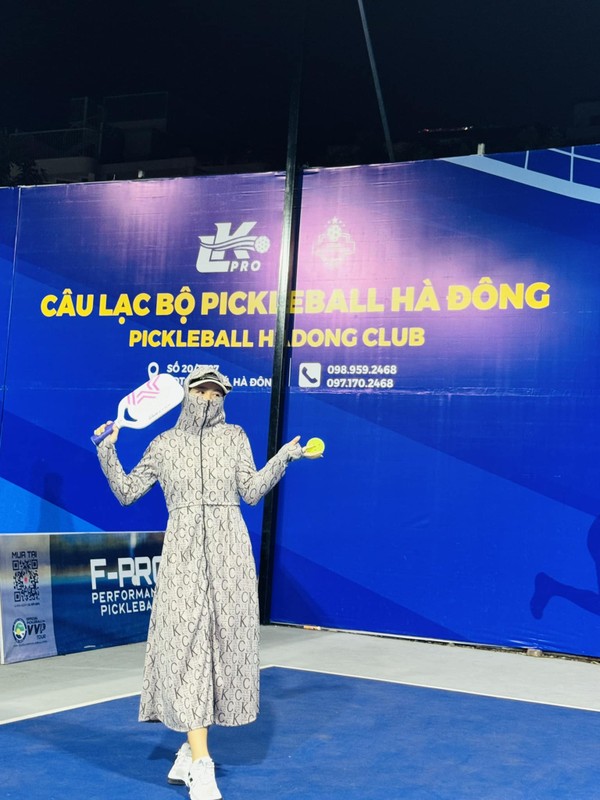 View -             Diện outfit 'bà thím' lên sân pickleball, người chơi gây bão mạng    