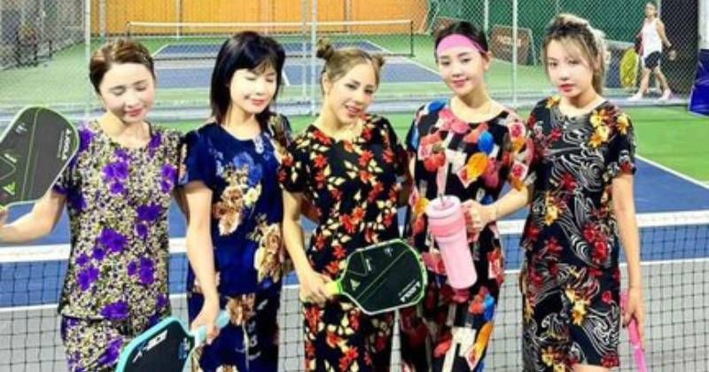 View -             Diện outfit 'bà thím' lên sân pickleball, người chơi gây bão mạng    